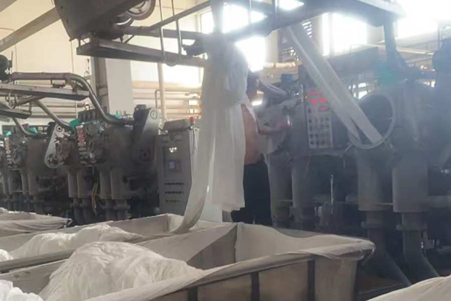 工場生産の灰色の布をシリンダーに染める